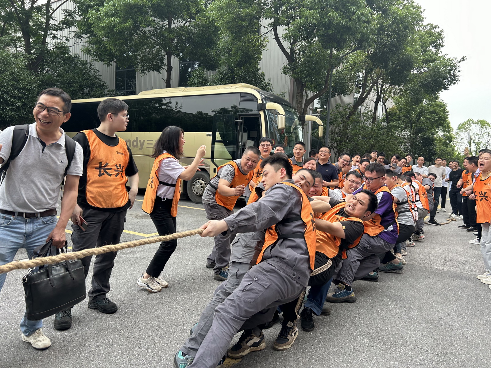 加油！加油！凝“绳”聚力，，，，，，“尊龙时凯-人生就是拼搏z06杯”首届拔河角逐火热开赛