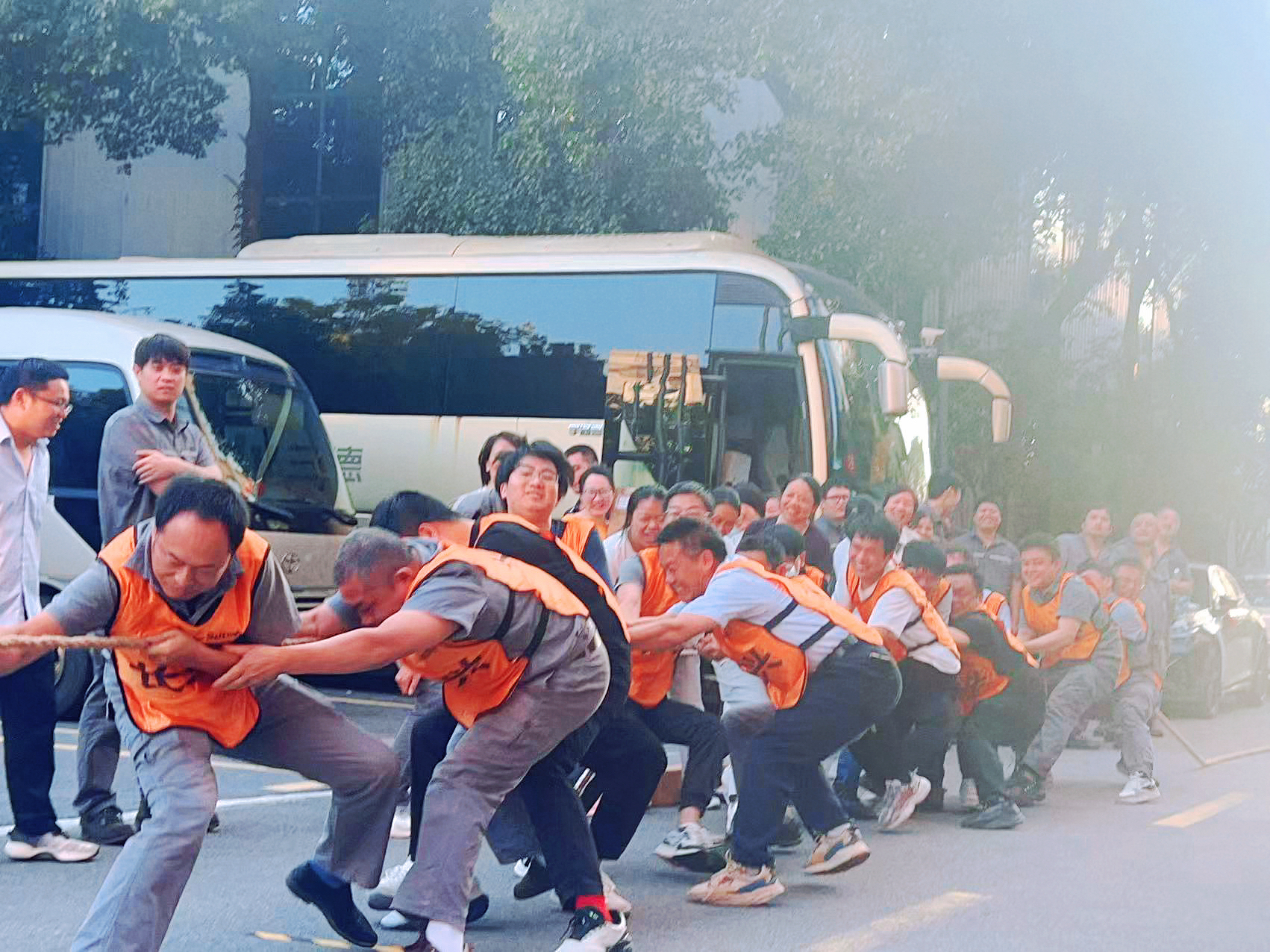 燃爆尊龙时凯-人生就是拼搏z06总部园区！女子组首秀亮眼，，，，，，这场拔河角逐尘埃落定